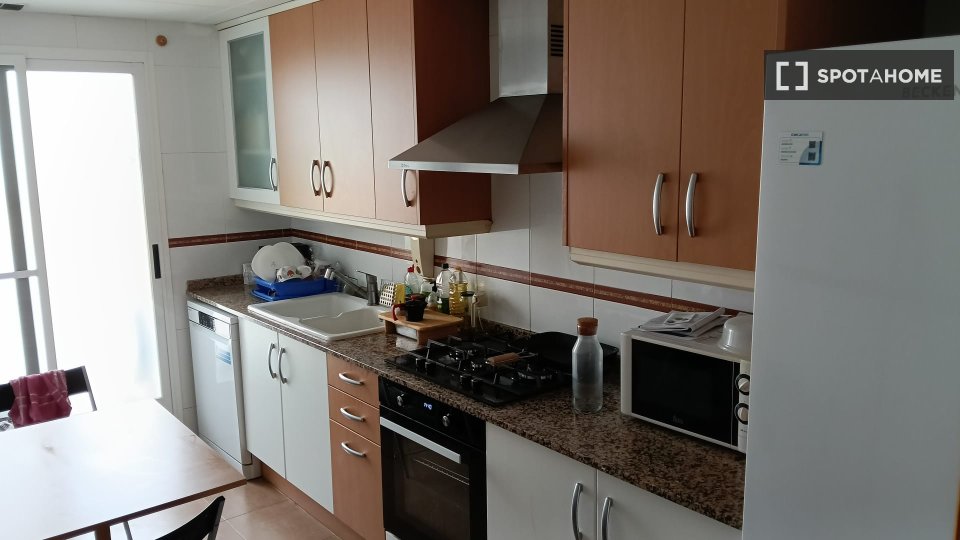 Double room Valencia, 3 beds, 100m² — photo 3