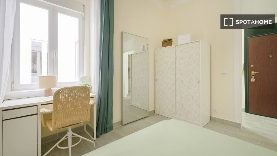 Double room Lisbon, 5 beds — photo 15