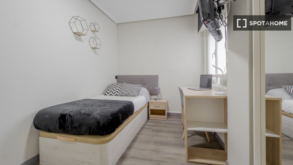 Double room Madrid, 5 beds, 100m² — photo 9