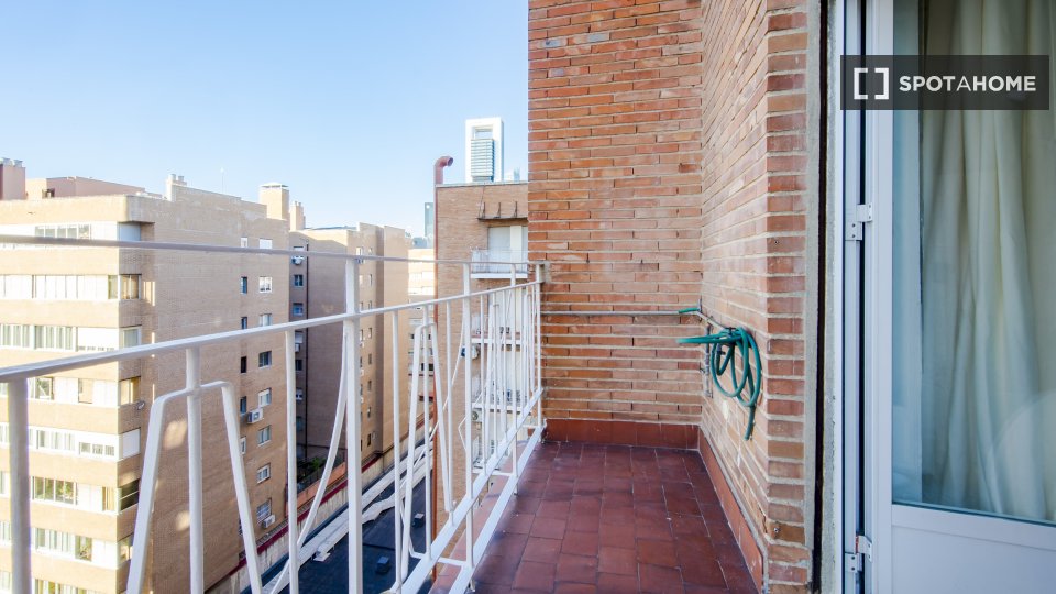 Double room Madrid, 6 beds, 120m² — photo 11