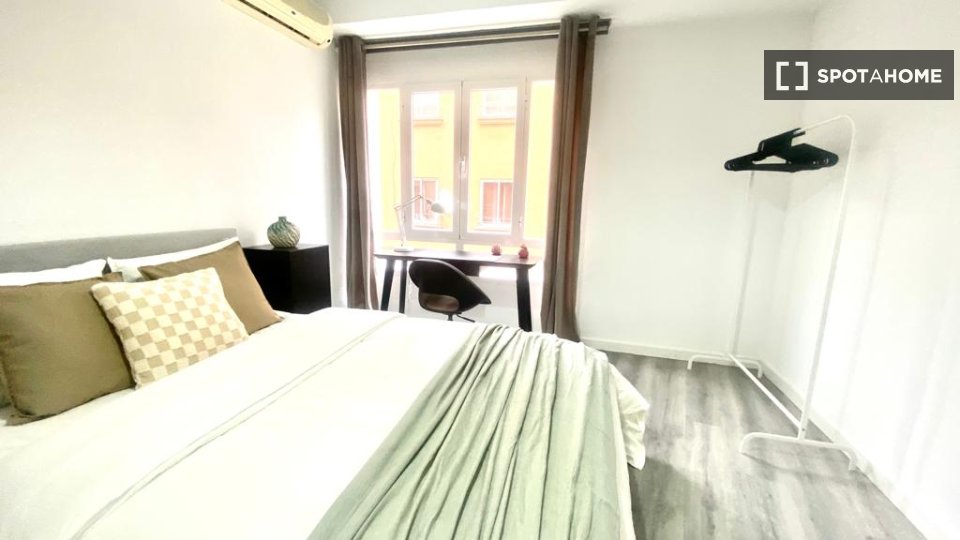 Double room Madrid, 5 beds — photo 14
