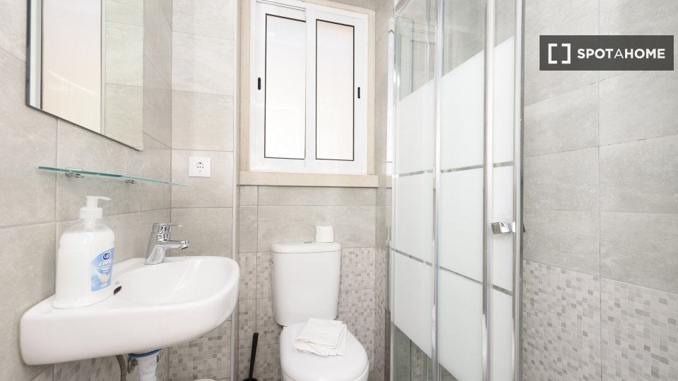 Double room Lisbon, 4 beds — photo 17