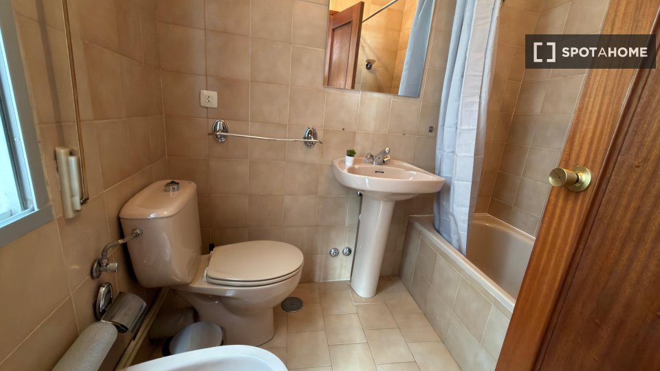 Double room Madrid, 5 beds, 100m² — photo 14