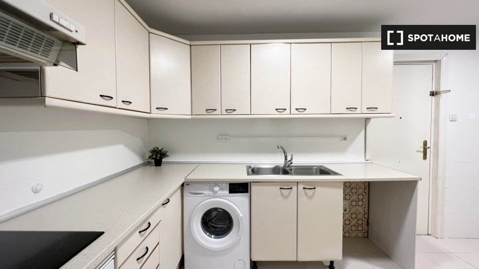 Double room Madrid, 5 beds, 95m² — photo 2
