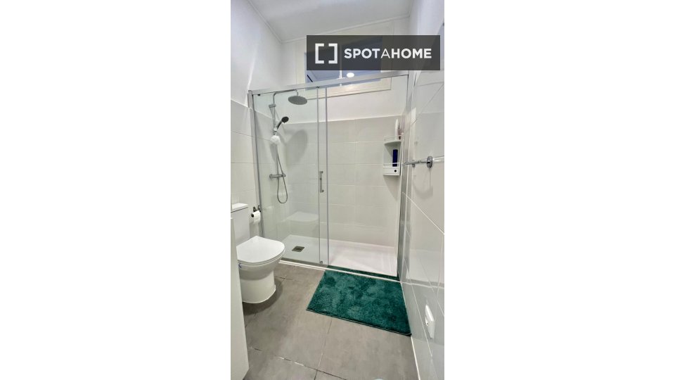 Double room Lisbon, 3 beds — photo 16
