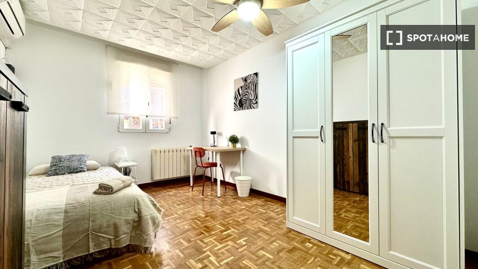 Double room Madrid, 3 beds — photo 9
