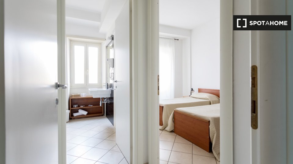 Double room Rome, 3 beds — photo 16