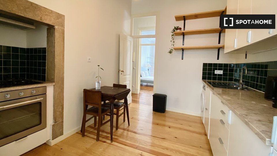 Apartment Lisbon, 2 beds, 75m² — photo 2