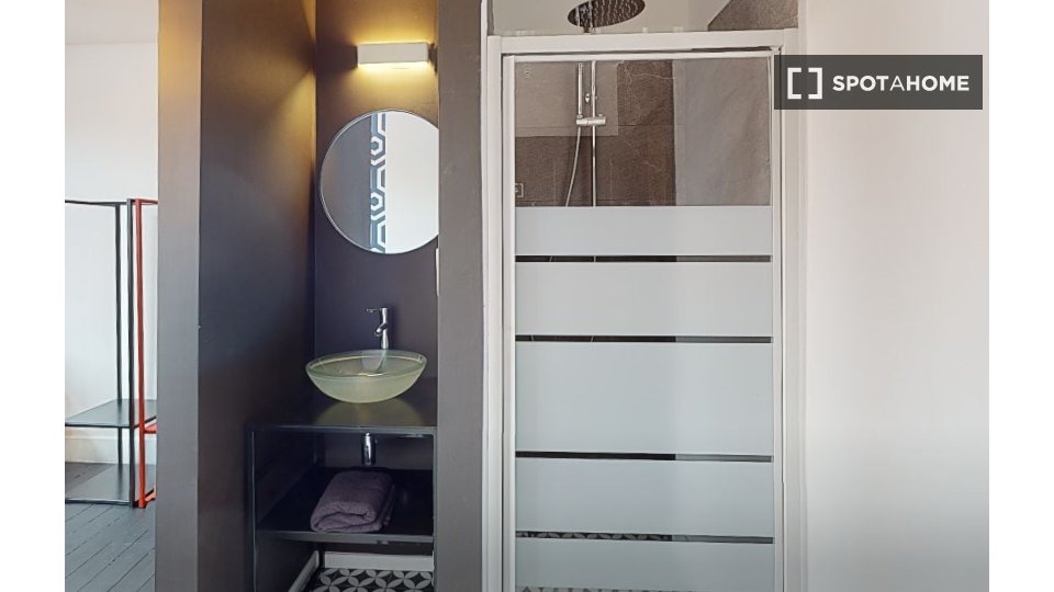 Double room Brussels, 1 bed, 17m² — photo 1