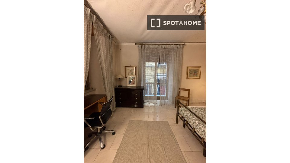 Double room Naples, 2 beds — photo 16