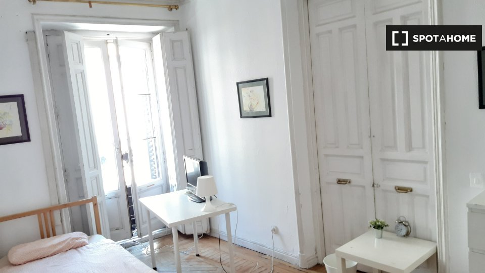 Double room Madrid, 12 beds, 280m² — photo 4