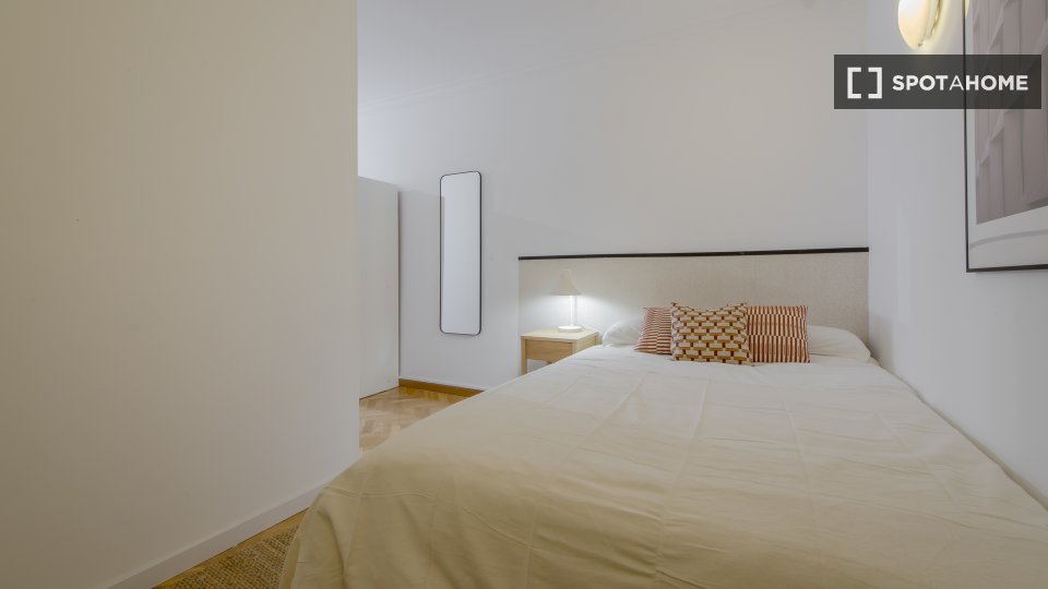 Double room Madrid, 6 beds, 150m² — photo 16