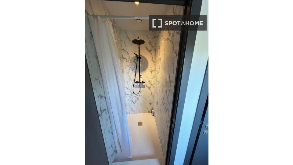 Double room Brussels, 2 beds, 23m² — photo 12