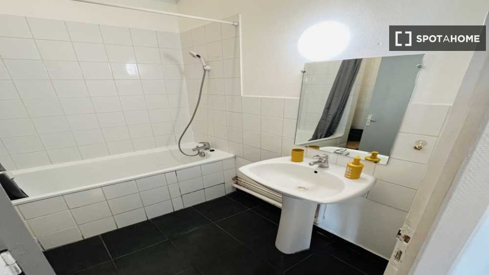 Stanza in appartamento con 3 camere da letto in affitto a Guillotière, Lione. - a Lione