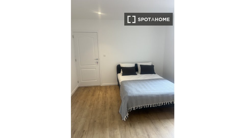 Double room Brussels, 9 beds, 13m² — photo 4