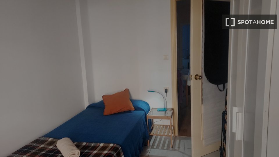 Double room Valencia, 3 beds — photo 4