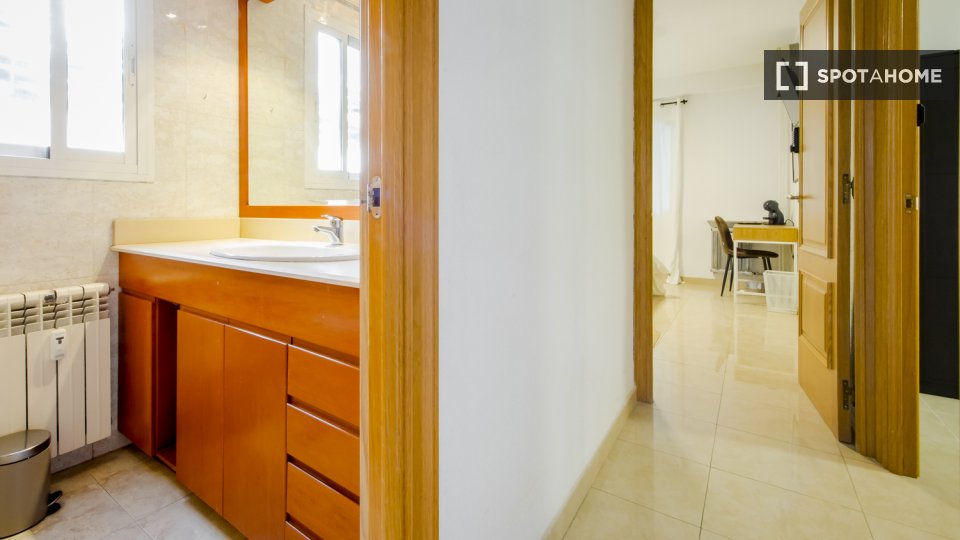 Double room Madrid, 7 beds, 113m² — photo 17