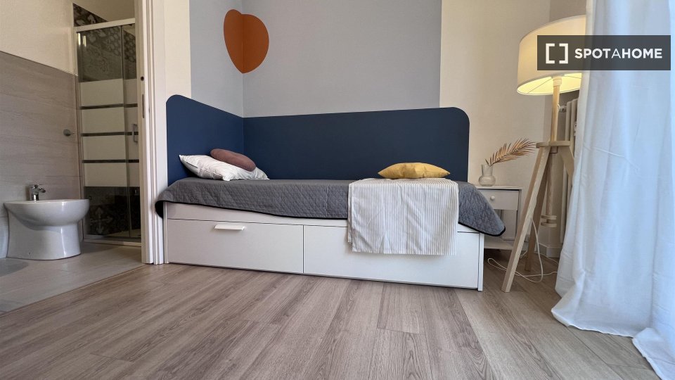 Double room Bologna, 3 beds — photo 8