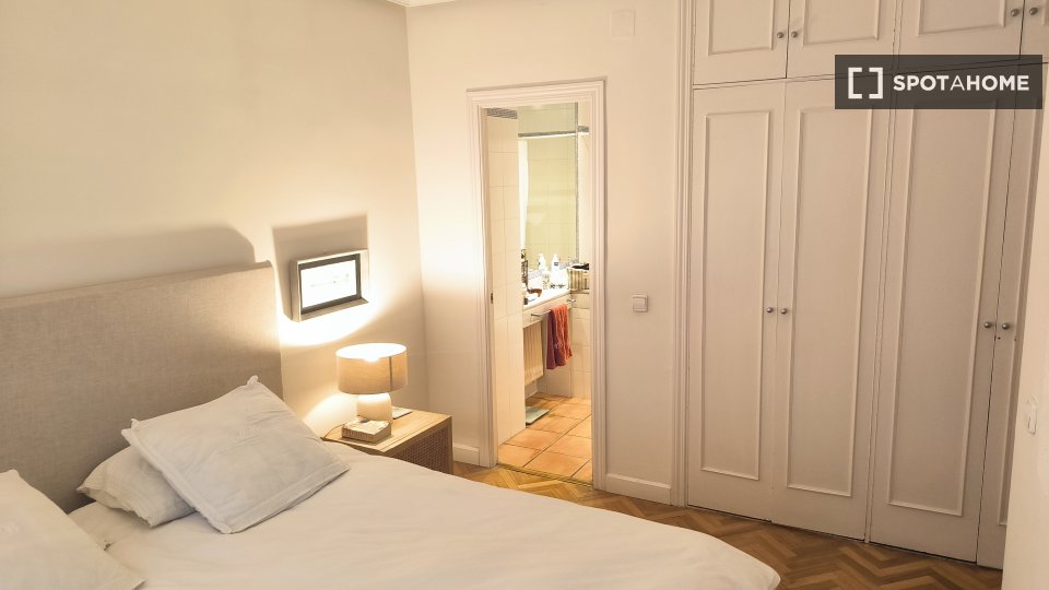 Double room Madrid, 3 beds, 105m² — photo 4