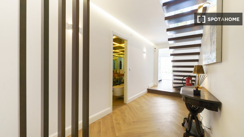 Apartment Lisbon, 2 beds, 100m² — photo 11