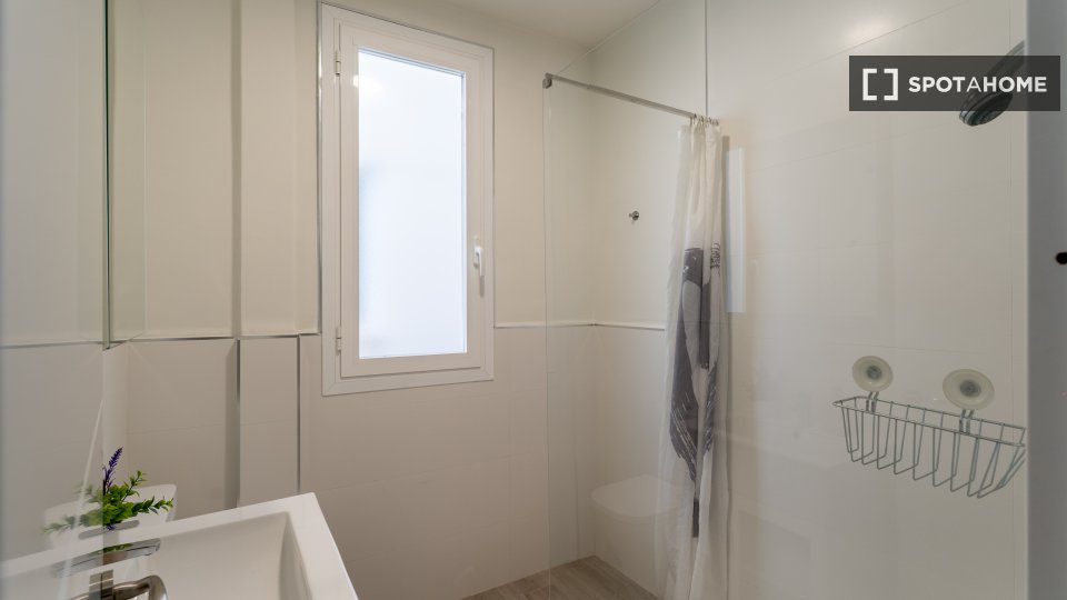 Double room Madrid, 3 beds — photo 19