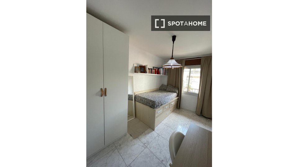 Habitación en piso compartido de 3 habitaciones en alquiler en Santa Coloma.