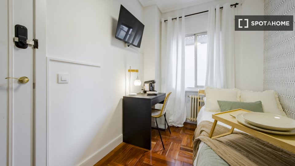 Double room Madrid, 6 beds, 117m² — photo 11