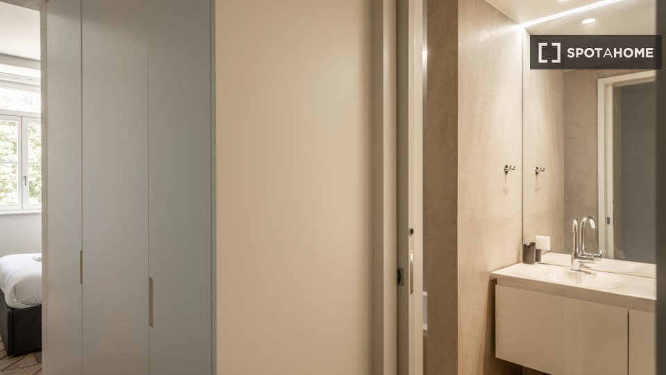 Apartment Lisbon, 2 beds, 136m² — photo 17