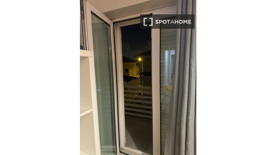 Double room Lisbon, 2 beds, 16m² — photo 9