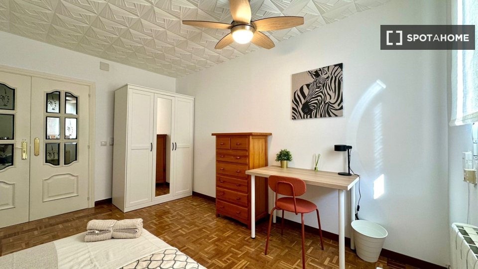 Double room Madrid, 3 beds — photo 13