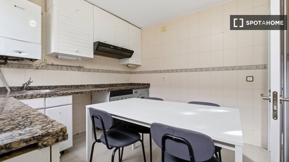 Double room Madrid, 4 beds, 110m² — photo 1