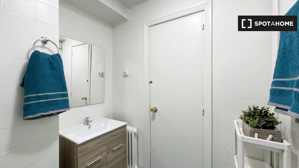 Double room Madrid, 5 beds, 95m² — photo 1