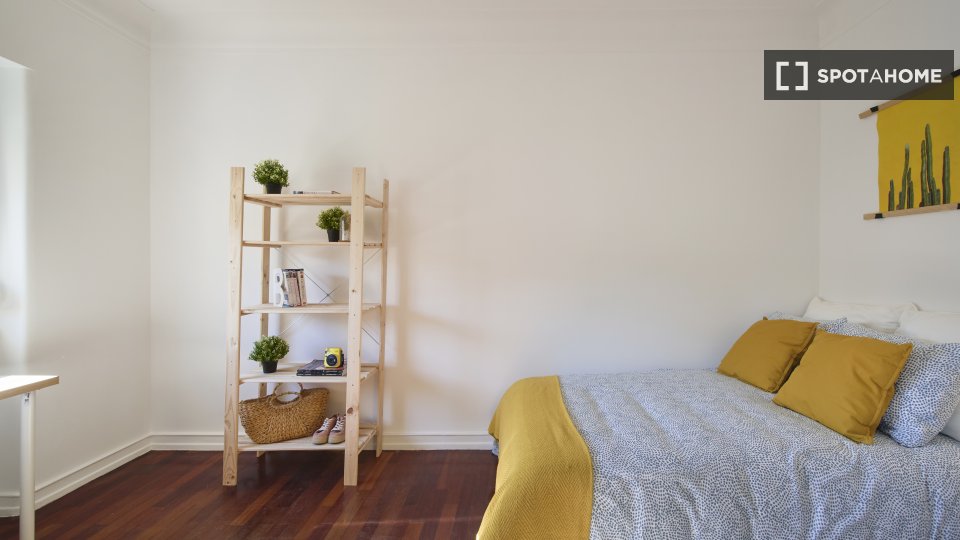 Double room Lisbon, 5 beds — photo 11