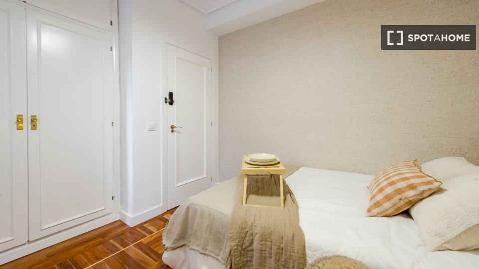Double room Madrid, 6 beds, 117m² — photo 11