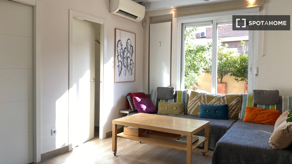 Double room Madrid, 3 beds, 9m² — photo 6