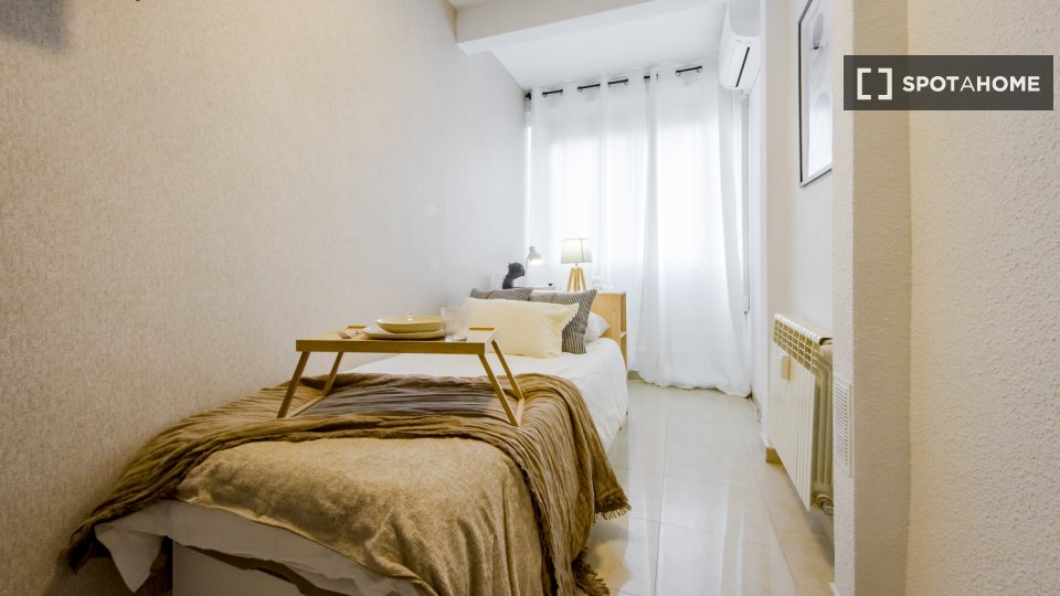 Habitación en piso compartido de 7 habitaciones en alquiler en Pacífico, Madrid.