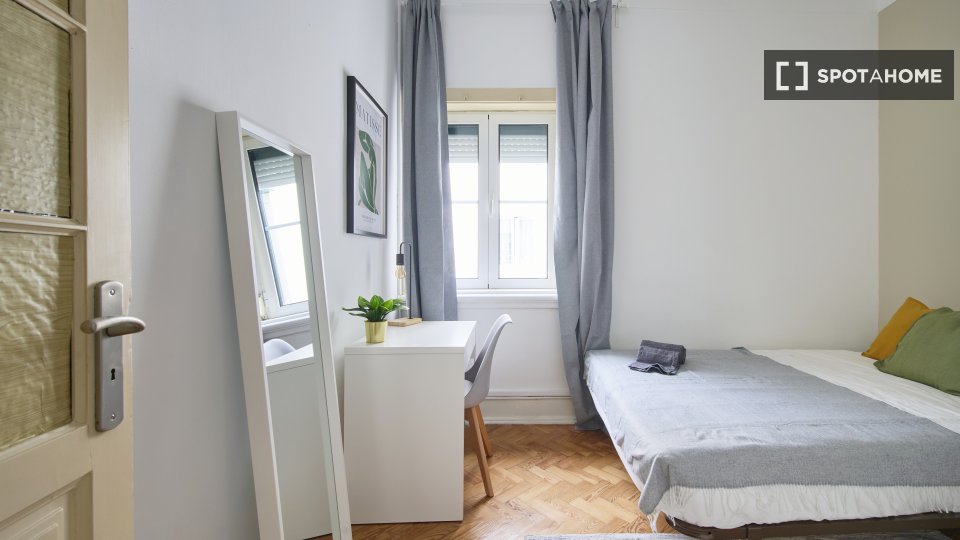 Double room Lisbon, 5 beds — photo 1