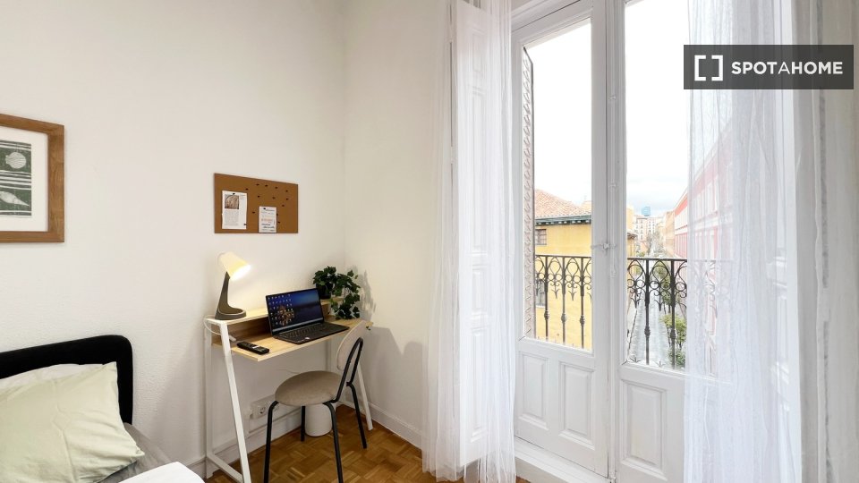 Double room Madrid, 6 beds — photo 11