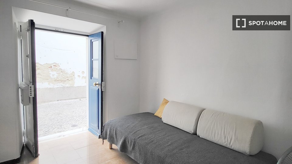 Apartment Lisbon, 2 beds, 53m² — photo 3