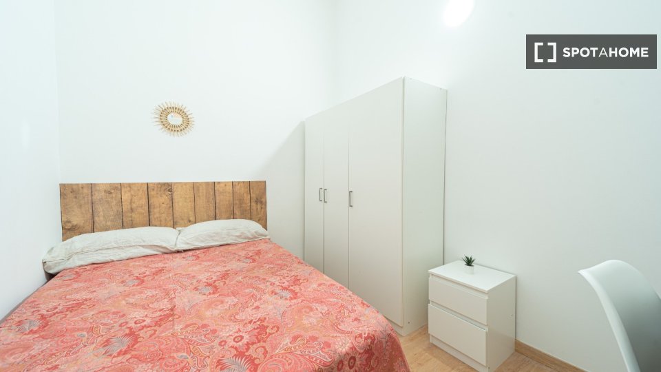 Stanza in appartamento condiviso con 9 camere da letto in affitto, Eixample - a Barcellona