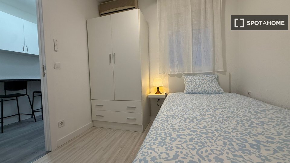 Habitación en piso compartido de 4 habitaciones en Numancia, Madrid