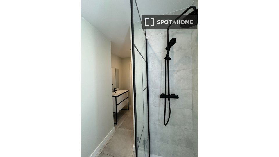 Double room Madrid, 8 beds, 139m² — photo 3