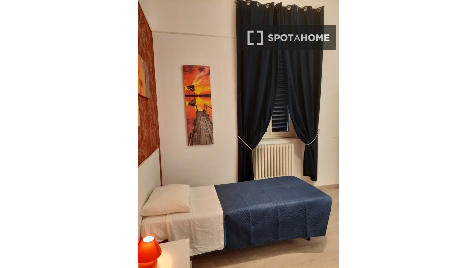 Double room Rome, 3 beds — photo 16