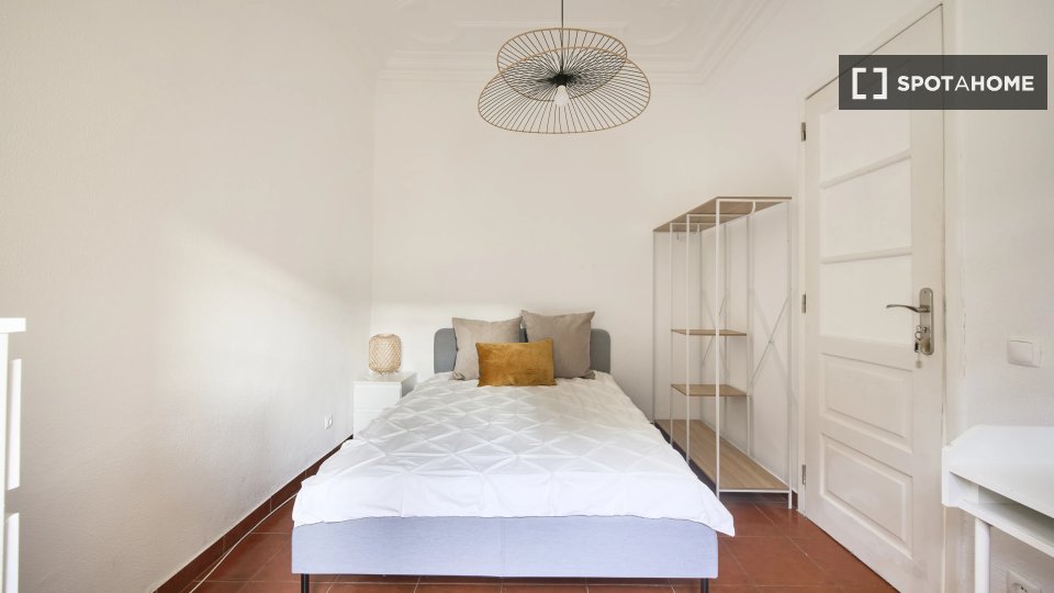 Double room Lisbon, 4 beds — photo 12