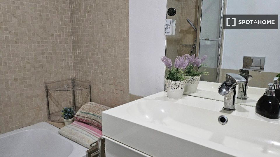 Double room Lisbon, 1 bed, 120m² — photo 18