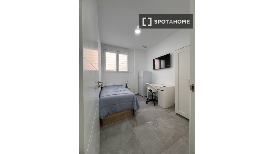 Double room Alicante, 5 beds, 105m² — photo 15