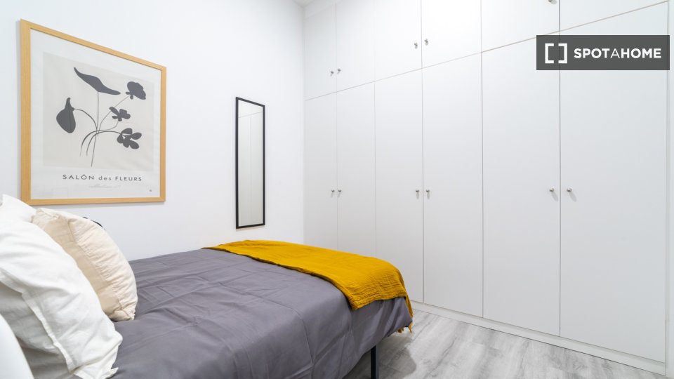 Double room Madrid, 9 beds, 108m² — photo 18