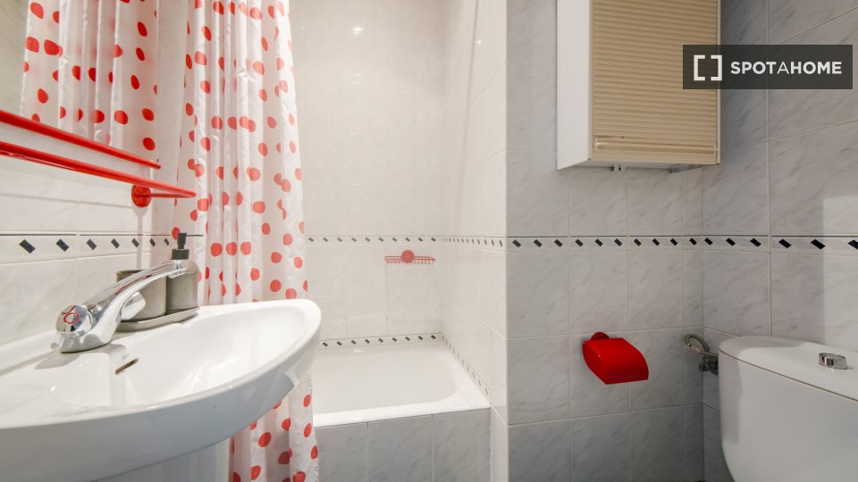 Double room Madrid, 8 beds, 150m² — photo 3