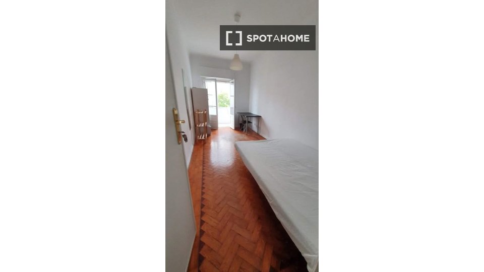 Double room Lisbon, 3 beds — photo 30