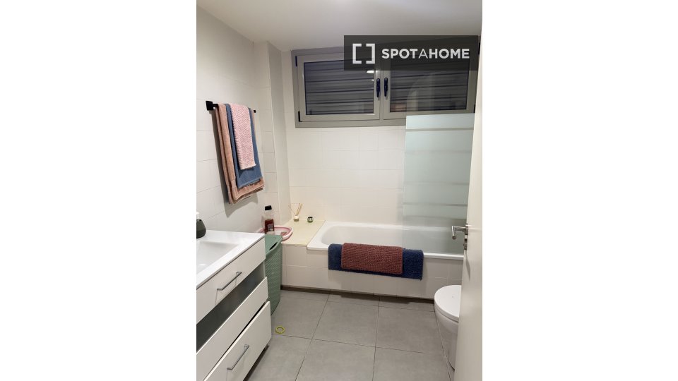 Double room Barcelona, 3 beds, 80m² — photo 4